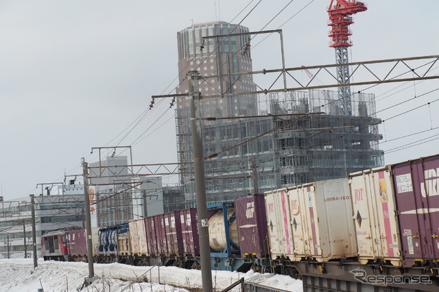 千歳線を走る貨物列車。貨物新幹線は海峡線新中小国信号場~木古内間で北海道新幹線と線路を共用する貨物列車にとっても関心が高い課題だろう。