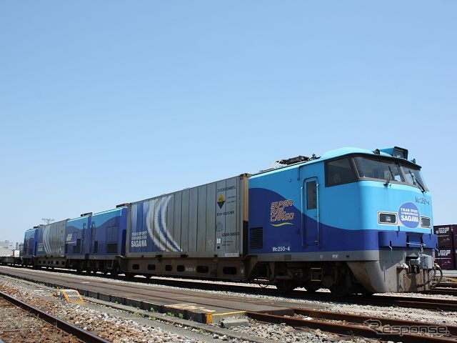 JR貨物の「スーパーレールカーゴ」こと、M250系貨物電車。東海道新幹線の貨物列車はこの形に近い10両編成が構想されていた。M250系は16両編成だ。