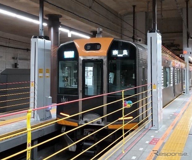 阪神の神戸三宮駅2番線ホームに整備されている可動式ホーム柵。