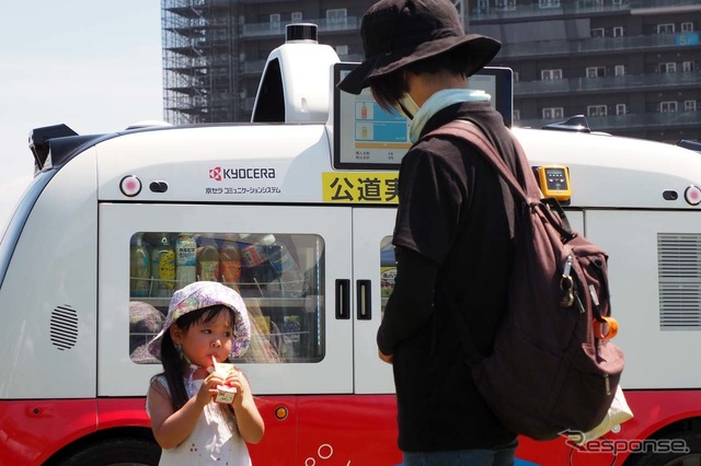 近所に住んでいるという親子が、実際にジュースを購入して取材に応じてくれた