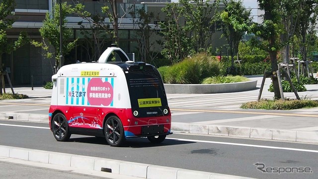 幕張新都心内にある公園周辺を無人で走行する自動走行ロボット
