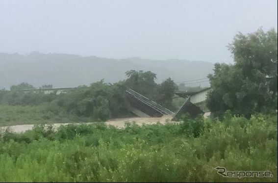 倒壊した磐越西線喜多方~山都間の濁川橋梁。