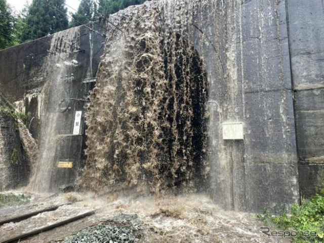 土砂が流入したIGRいわて銀河鉄道奥中山高原~小鳥谷間。