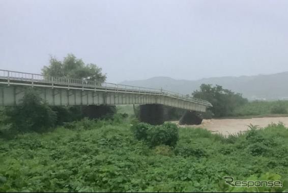 倒壊した磐越西線喜多方~山都間の濁川橋梁。