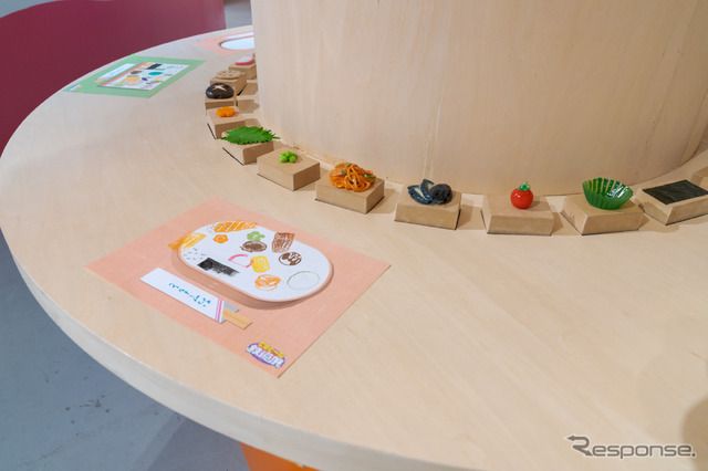 からっぽの弁当箱のイラストに、スタンプを押して弁当を作る。