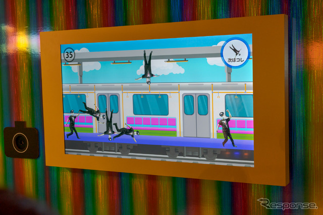 撮影したポーズはゲームのオブジェクトとなって積みゲーとして遊べる。電車内にたくさん詰め込もうというてきと~なルール。