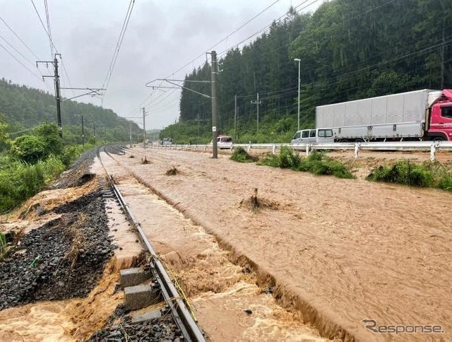 土砂が流入したIGRいわて銀河鉄道奥中山高原～小鳥谷間。