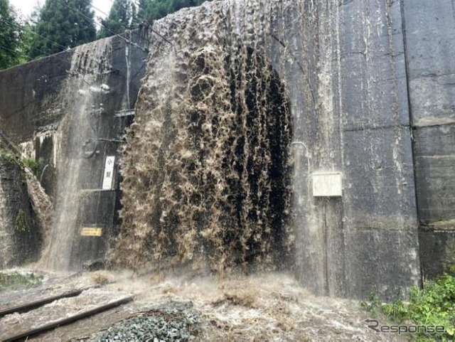 土砂が流入したIGRいわて銀河鉄道奥中山高原～小鳥谷間。