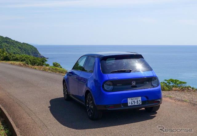 ホンダe アドバンスのリアビュー。鹿児島・長島にて。