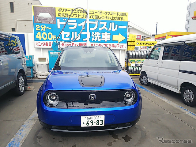 ホンダe アドバンスのフェイス。ちょっと角度を変えて見るだけで表情がガラリと変わるのが面白いところ。