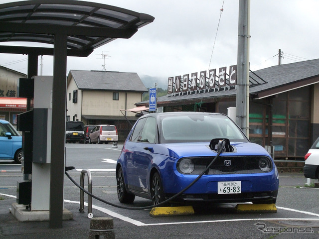 山口の道の駅菊川で充電中。この角度から見ると古典的な欧州車フォルム。