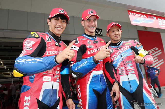 ポールポジションを獲得した#33 Team HRC(左から長島哲太、I・レクオーナ、高橋巧)