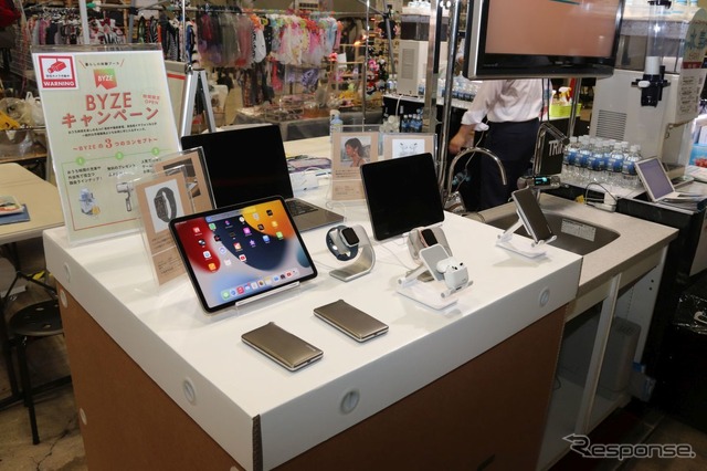 キャンペーンではPCやタブレット、スマートウォッチなどガジェットとのセットプランを展示(アソモビ2022)