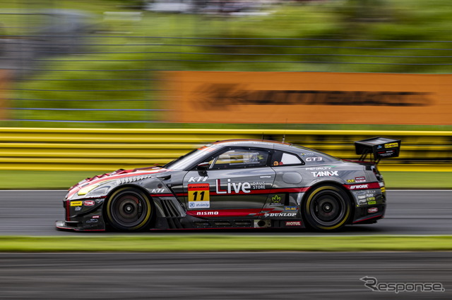 GT300クラス2位の#11 GAINER TANAX GT-R(安田 裕信/石川 京侍)