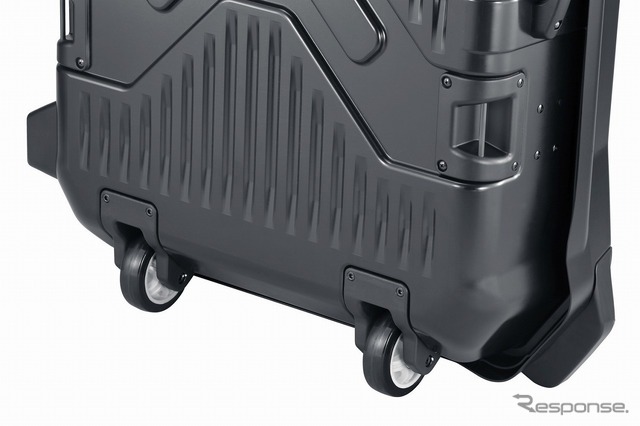 タイヤ付きだからキャリーケースのように転がせ荷物の移動がスムーズ