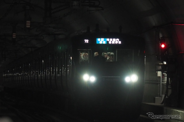 西谷方面から羽沢横浜国大駅に入る相鉄・JR直通線の12000系電車。相鉄新横浜線は相鉄・JR直通線として2019年に開業した西谷~羽沢横浜国大間も含む。2019年12月31日。