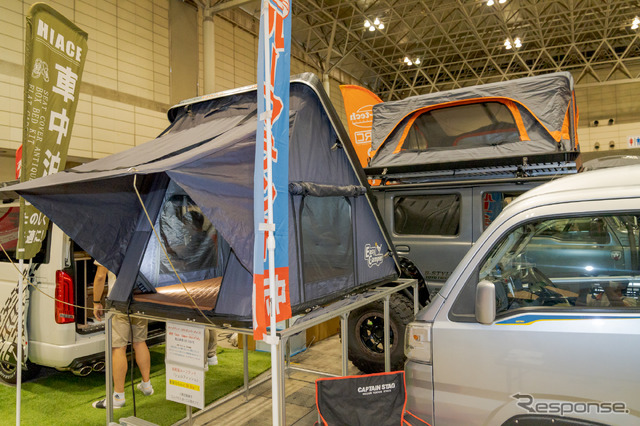 『Easy Camper ShellFish』は簡易的な三角形型のルーフテント。