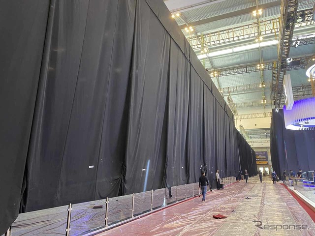 韓国「ヒョンデ」の展示会場。トヨタ会場(右側)の真正面にある
