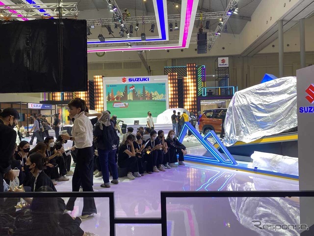 スズキの会場ではコンパニオンが事前の打ち合わせを行っていた