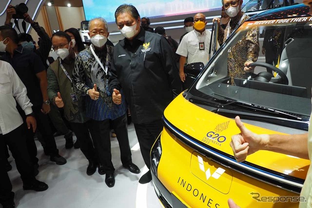 注目の小型EVウーリン「Air EV」の前で記念撮影