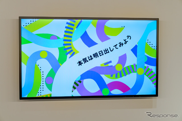 改札口前にはモニターが設置され、ゆる~い内容の映像が見られる。