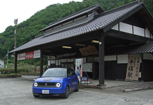 兵庫県の智頭急行平福駅にて。駅前の狭い広場を定点回転できるほど小回り性能は良好だった。