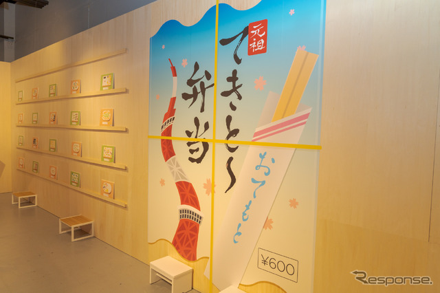 駅弁のパッケージの前は撮影スポットにもなっている。