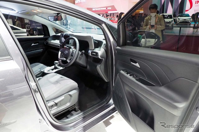 3列シートのMPV、スターゲイザー。フロントドアの開口がとても大きいのに驚いた