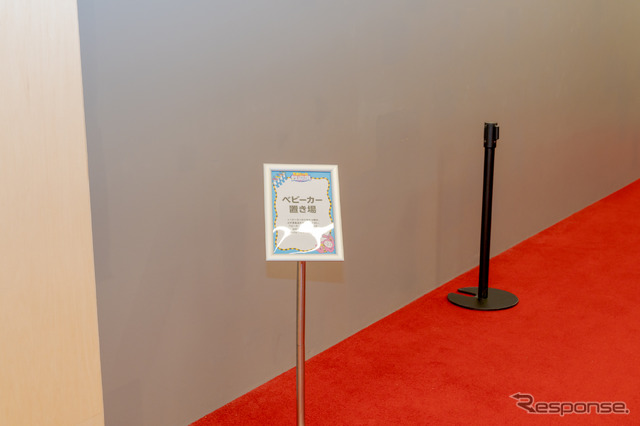 会場の外にはベビーカー置き場もある。