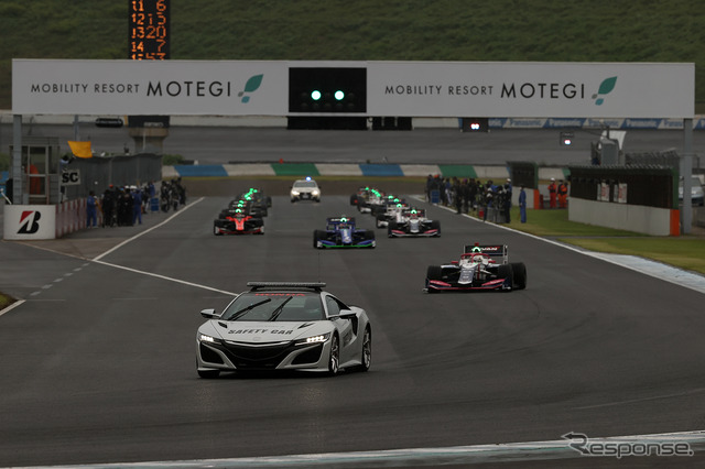 セフティーカー先導でのレーススタート