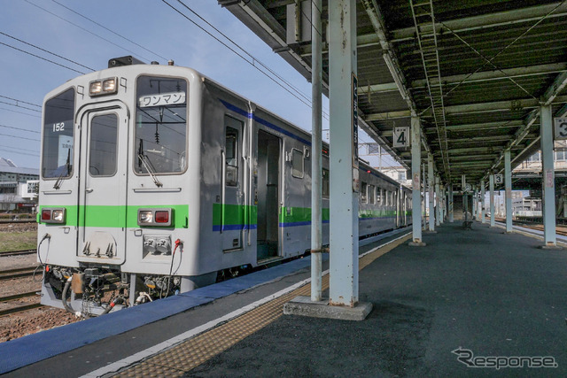 苫小牧駅で発車を待つキハ143形の上り普通列車。苗穂運転所配置車のため、早朝・深夜は送込みを兼ねて札幌~苫小牧間にも普通列車として入線するが、その時は車掌が乗務する。