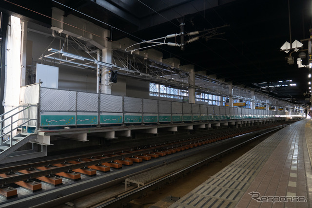 整備が進む札幌駅11番線ホーム。階段2か所、エスカレーター2基、エレベーター1基が設けられる。2022年8月22日。