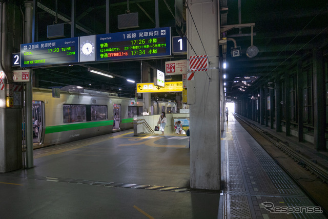現在の札幌駅1・2番線ホーム。右手の1番線が廃止され、ホームの幅員が縮小される。2022年8月21日。