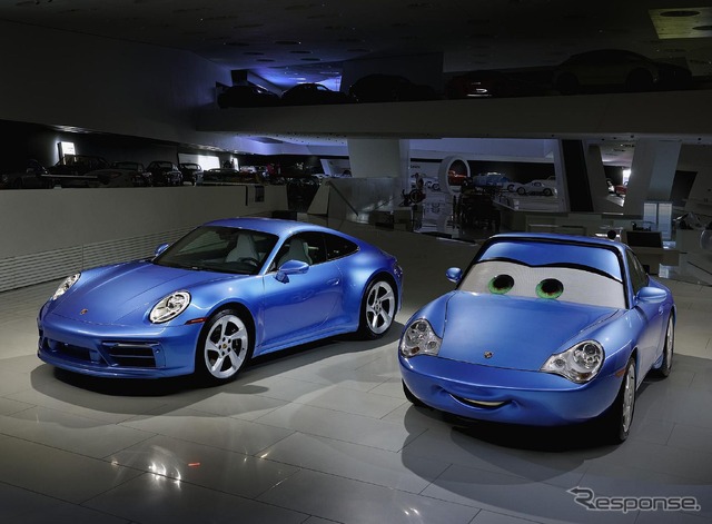 ポルシェ 911 サリー・スペシャル(左)と映画『カーズ』に登場するキャラクターの「サリー・カレラ」