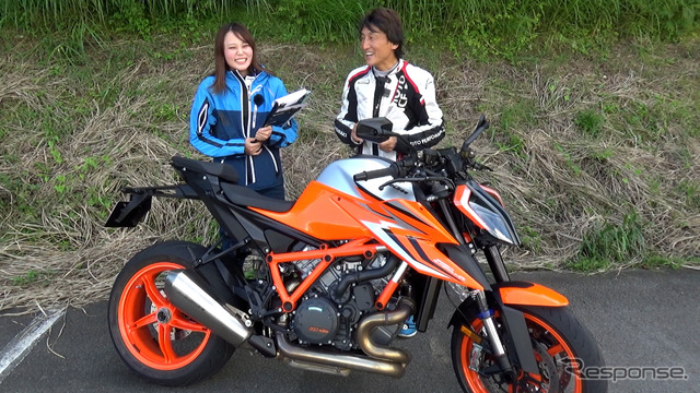 KTM 1290スーパーデュークと小鳥遊レイラ（左）と丸山浩（右）