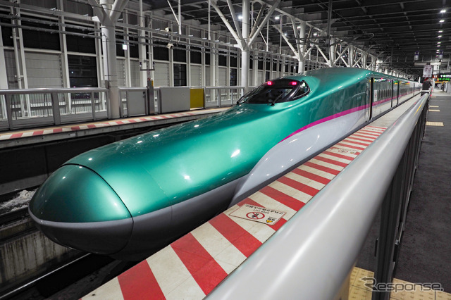 北海道新幹線新函館北斗駅で発車を待つ上りの『はやぶさ』。現行のE5系またはH5系の1編成あたりの定員は723人で、答弁書で示されて年間輸送量の最大値を適用すると、1日あたりの運行本数は26本(13往復)程度。運行時間を6~20時台と仮定すると、札幌延伸時は1時間に1~2本の本数となる計算だ。