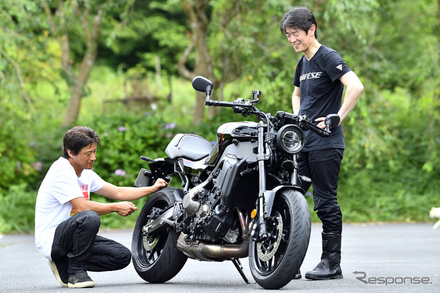 ヤマハ XSR900について語る伊丹孝裕氏(右)と鈴木大五郎氏(左)