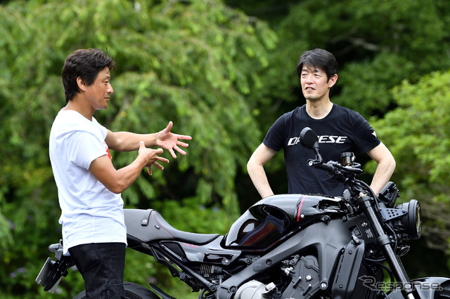ヤマハ XSR900について語る伊丹孝裕氏(右)と鈴木大五郎氏(左)