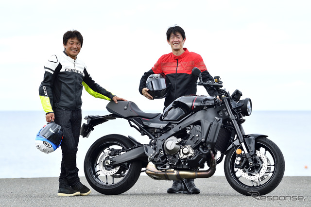 ヤマハ XSR900と伊丹孝裕氏(右)と鈴木大五郎氏(左)