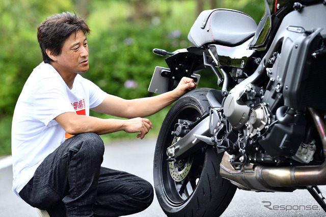 ヤマハ XSR900と鈴木大五郎氏