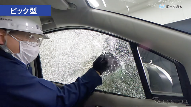YouTube動画『【国土交通省】豪雨に備えて、車に脱出用ハンマーを備えましょう！～脱出用ハンマーの使用方法と選び方～』の1シーン。