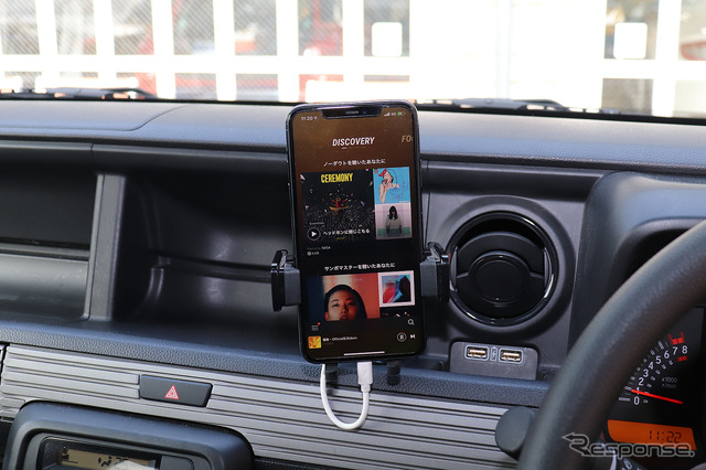 車内でスマートフォンが「ソースユニット」として使われている一例。