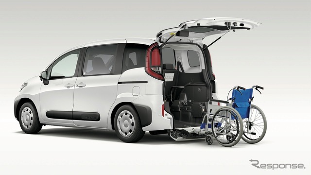 トヨタ シエンタ車いす仕様車“タイプIII(ショートスロープ・助手席側セカンドシート付)”。ベースグレード X・ガソリン・2WD、スーパーホワイトII