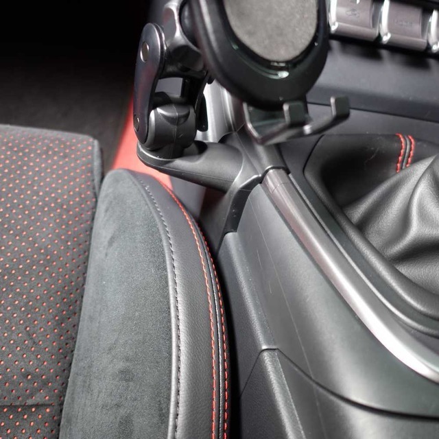 MT車でもシフト操作の邪魔にならない(スマホ使用時)