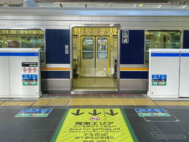 大阪駅のホームドア。
