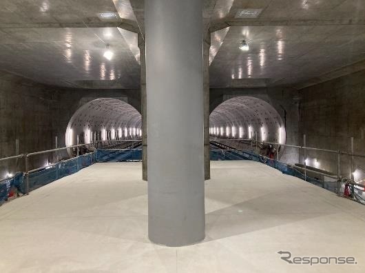 中間駅の箕面船場阪大前駅ホーム。