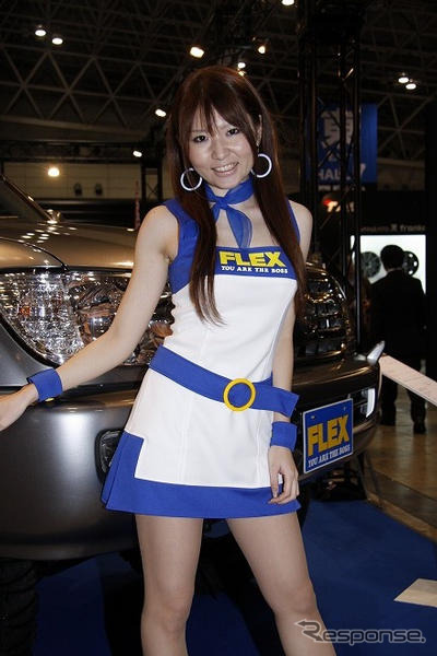 【東京オートサロン09】写真蔵…FLEX のランクル と ハイエース