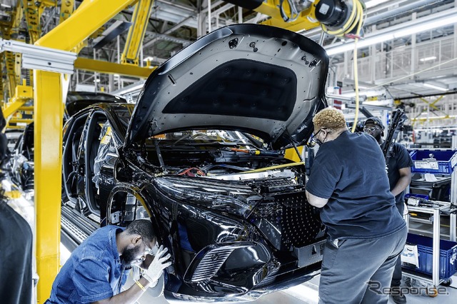 メルセデスベンツの米国アラバマ州タスカルーサ工場で生産を開始した EQS SUV
