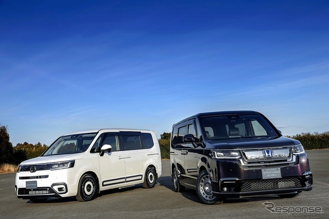 ホンダ ステップワゴン（純正アクセサリー装着車）、エア（左）とスパーダ（右）