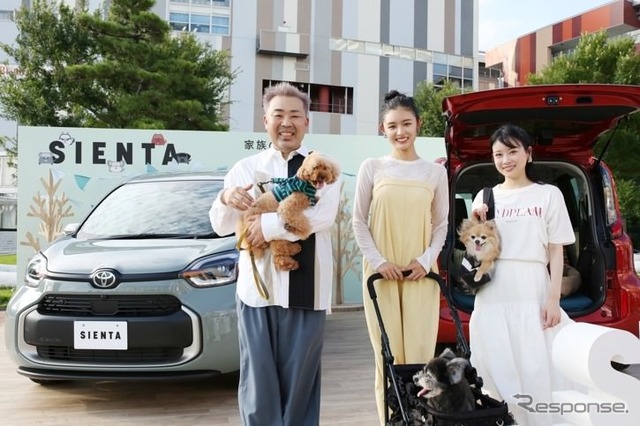 「シエンタドッグパーク」オープニングセレモニーにて登壇した、お笑い芸人の岩尾望氏、ファッションモデルの古畑星夏氏、タレントの重盛さと美氏(左から)